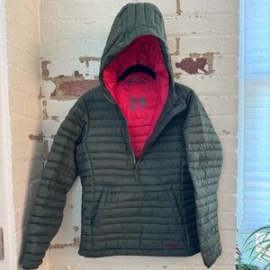 Stio Women's Pinion Down Pullover Green and Red Hooded Puffer Jacket